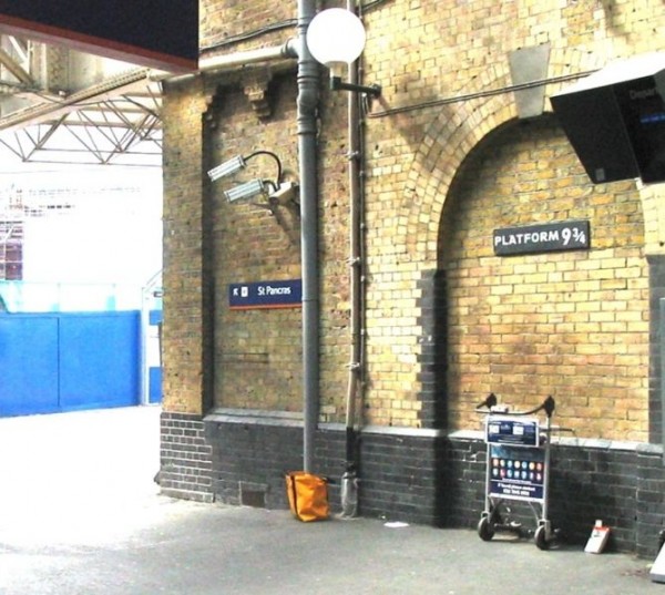 669px-KingsCrossStationTrolley